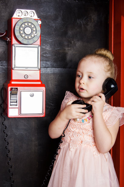 小女孩手里拿着手机图片下载