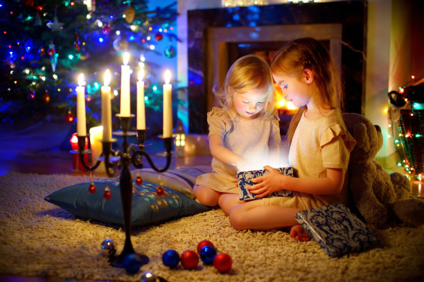 小女孩们正在打开一份神奇的圣诞礼物图片下载