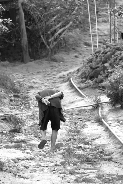 一位泰国老妇人正在上坡图片下载