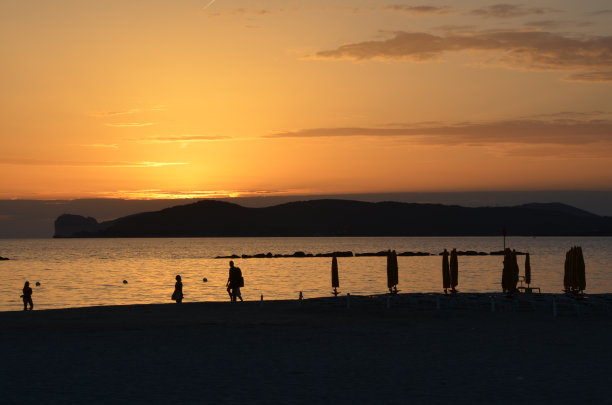 撒丁岛阿尔盖罗海滩上的日落图片下载