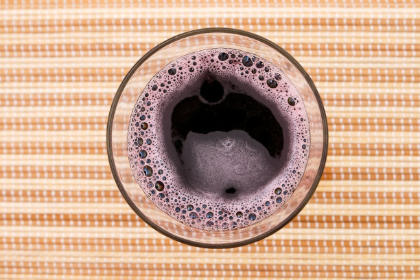 垫子上放着一杯红酒图片下载