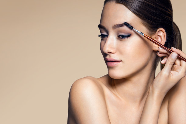 涂睫毛膏的美女素材图片