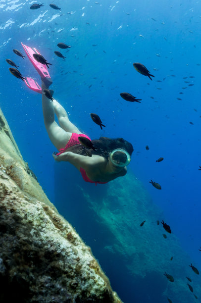 美丽的女孩在水下图片下载