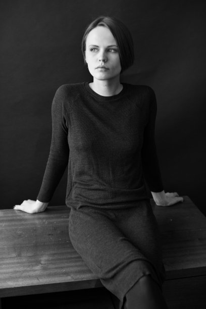 有趣而美丽的黑白女人肖像图片下载