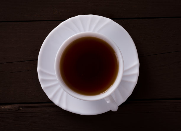 一杯茶在棕色的木制背景上。图片下载