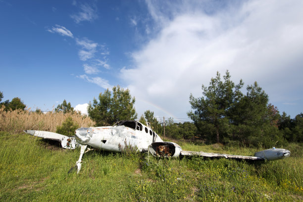 废弃的飞机和彩虹图片下载
