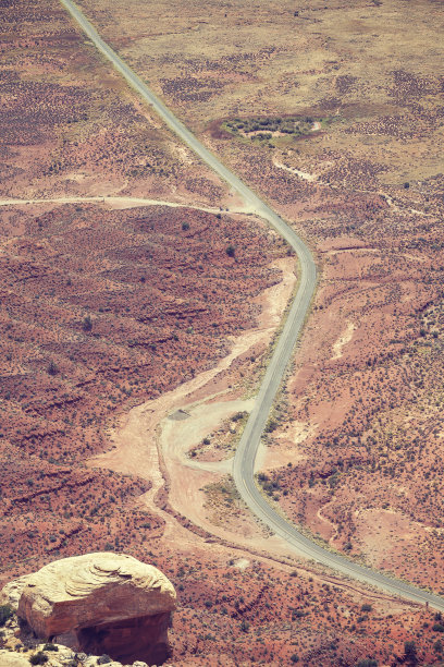 美国犹他州沙漠道路的复古色调航拍照片图片下载