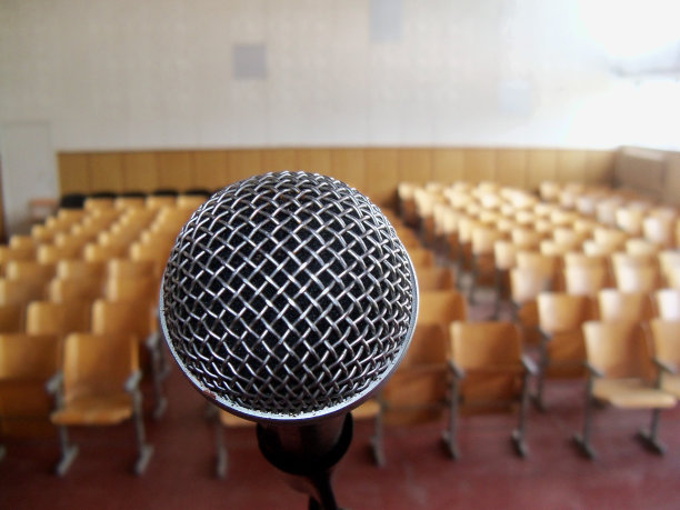 礼堂里的银色扩音器图片下载