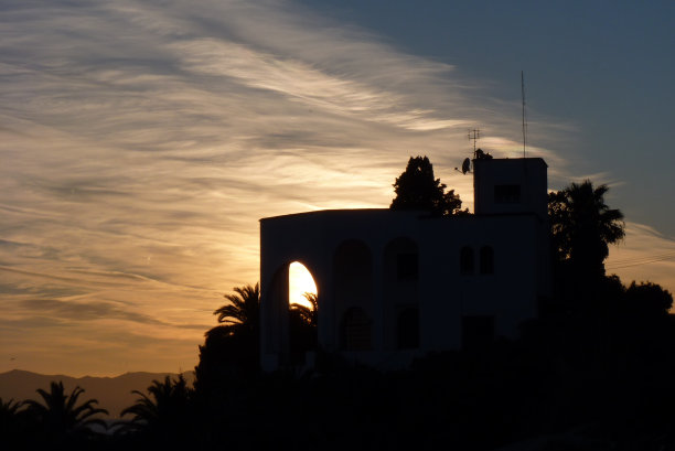 阿拉伯别墅在美丽的日落与棕榈树的海上图片下载