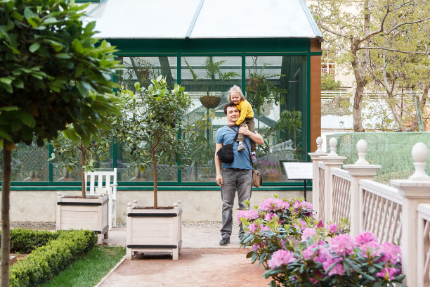 女孩坐在爸爸的肩膀上图片下载