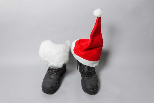 白色毡靴和圣诞帽素材图片