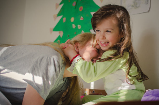 母亲和女儿之间的温柔时刻图片下载