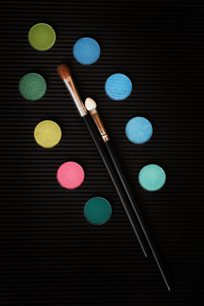 用眼影和化妆刷画静物画图片下载