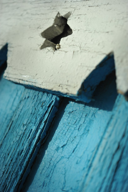 古老的裂墙上刻有星星图片下载