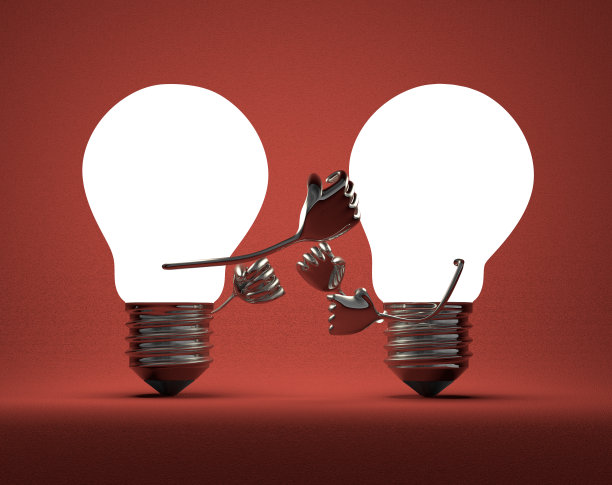 红色背景上相互碰撞的发光灯泡图片下载