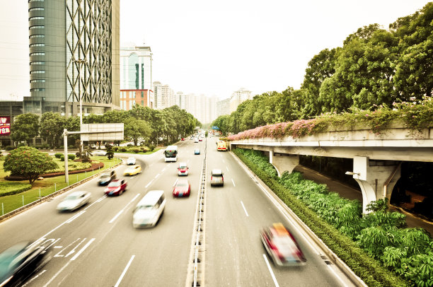 疾驰的汽车穿过市中心。图片下载