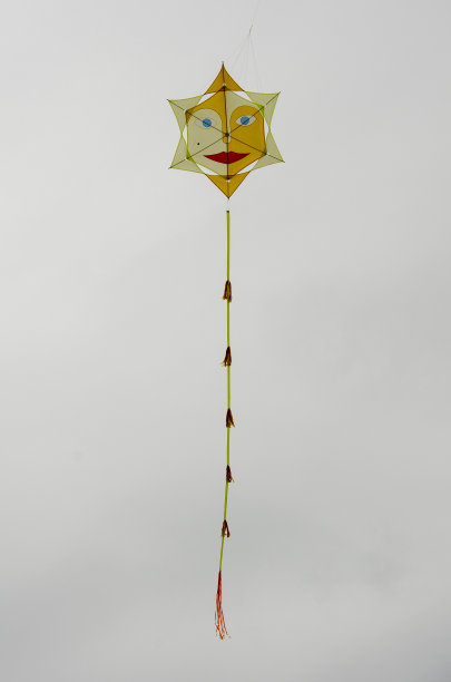 晴空下路灯的低角度视角图片下载