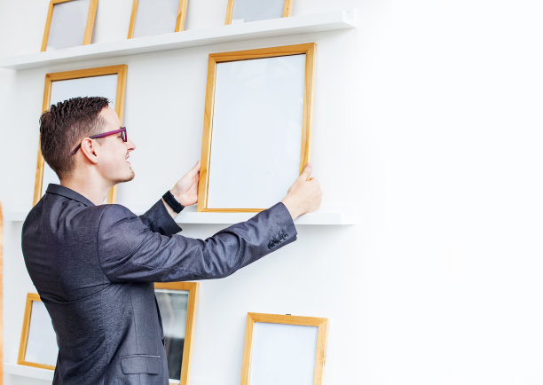 展厅里挂着一张空白海报的人图片下载