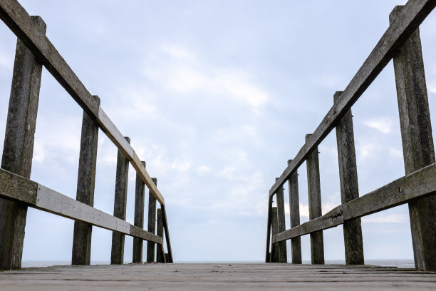 狭窄的门图片下载