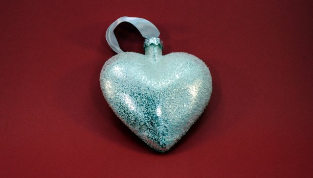 白色的心与闪亮图片下载