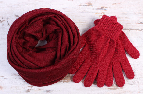 羊毛手套和围巾的女人在木制背景图片下载