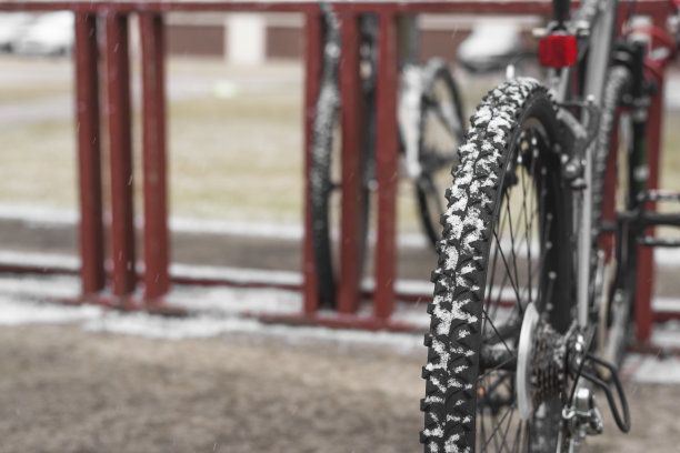 有雪的自行车后轮图片下载