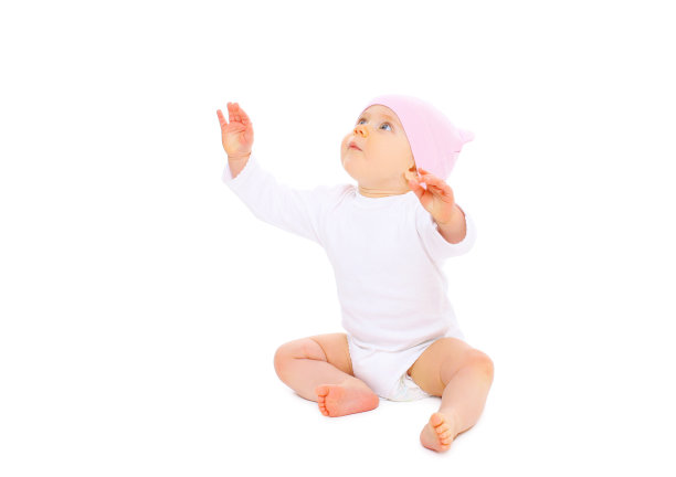 可爱的婴儿坐在白色的背景上向上看图片下载