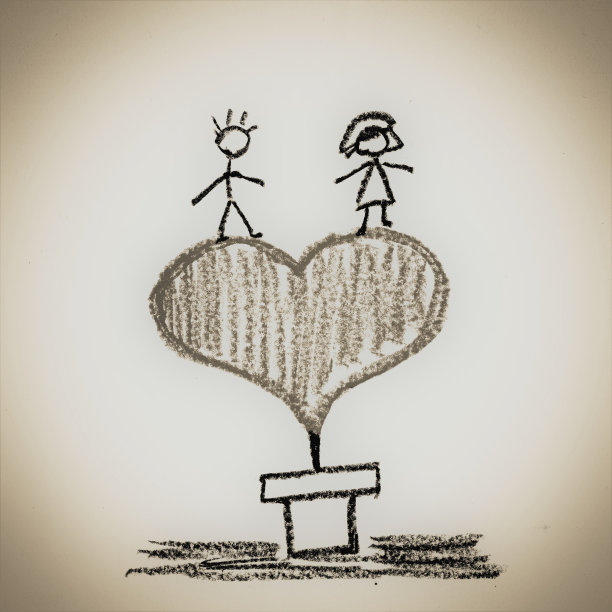 情侣站在心脏上图片下载