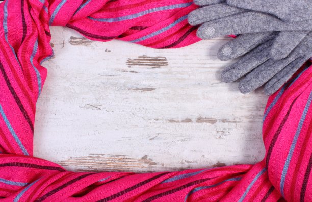 手套和披肩与文本复制空间，木制背景图片下载