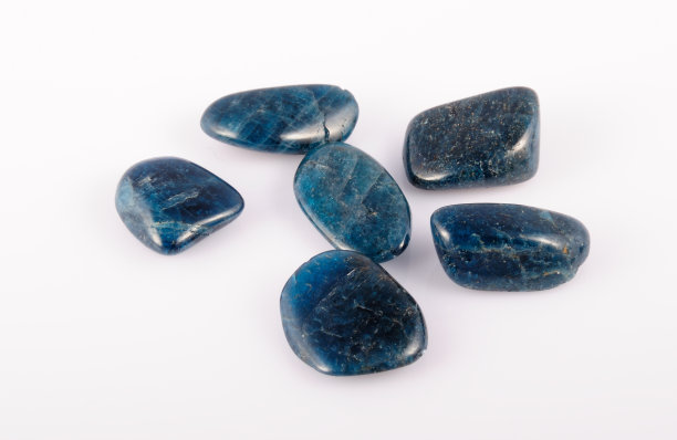 深蓝色的磷灰石宝石在白色之上。照片的图片下载