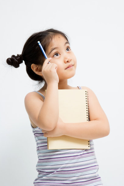 一个可爱的亚洲小女孩的特写思考图片下载