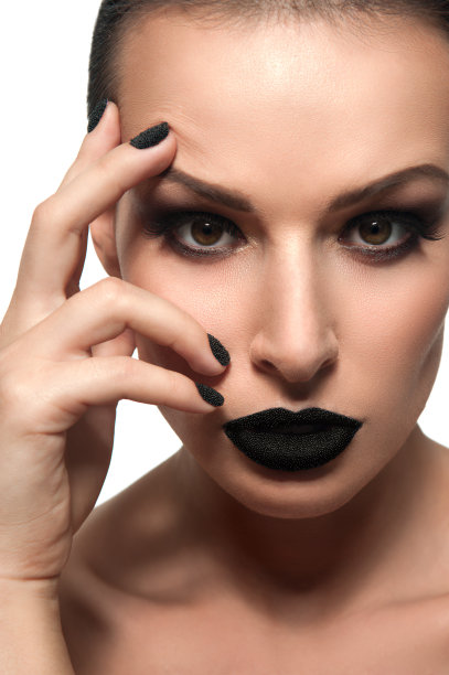 美女模特嘴唇上涂着黑鱼子酱图片下载