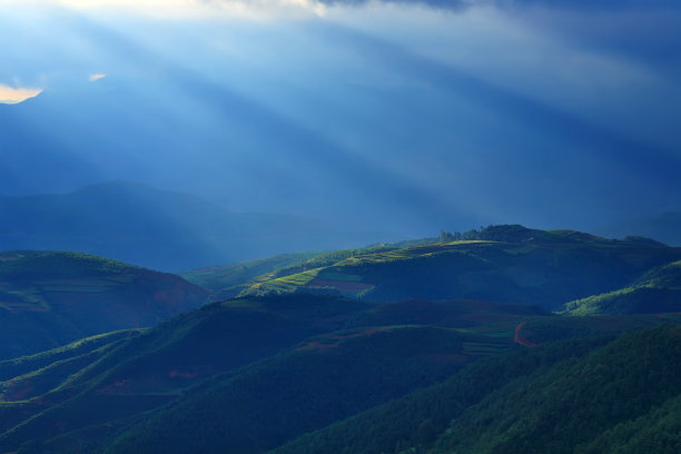 美丽的光束在早晨与红色的土壤和村庄图片下载