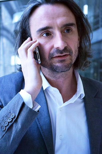 一个商人正在讲电话图片下载