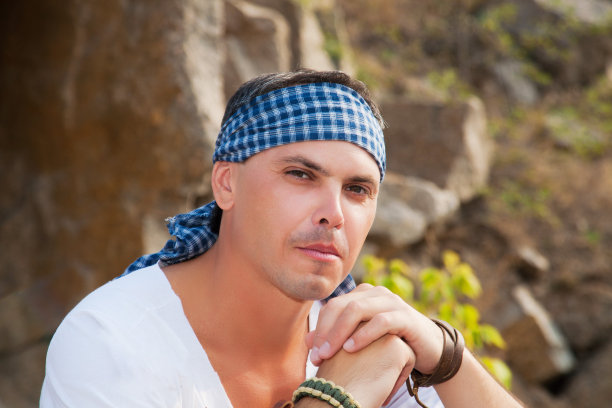 山里帅哥的画像图片下载