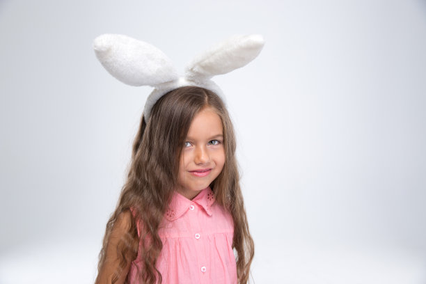 小女孩兔耳朵看着相机图片下载