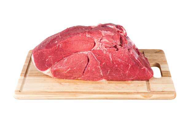 木板上的生牛肉片。图片下载