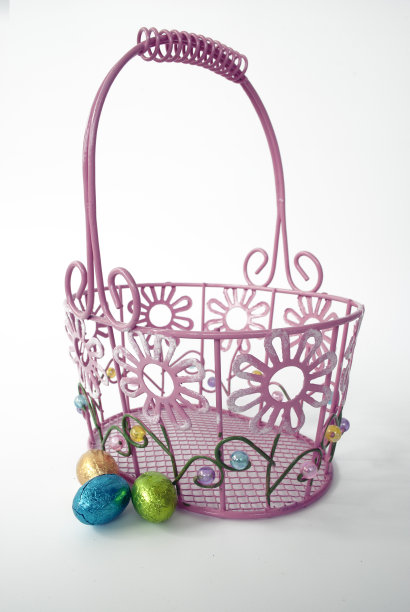 复活节彩蛋和篮子孤立在白色图片下载