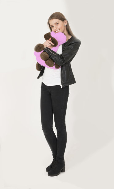 十几岁的女孩和可爱的软玩具图片下载