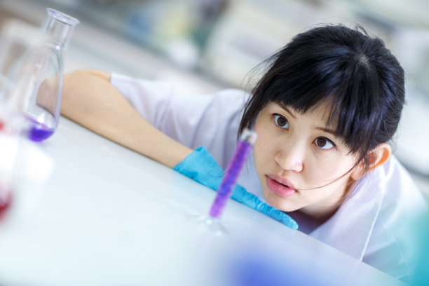 年轻的科学家们正在研究带液体的管子图片下载