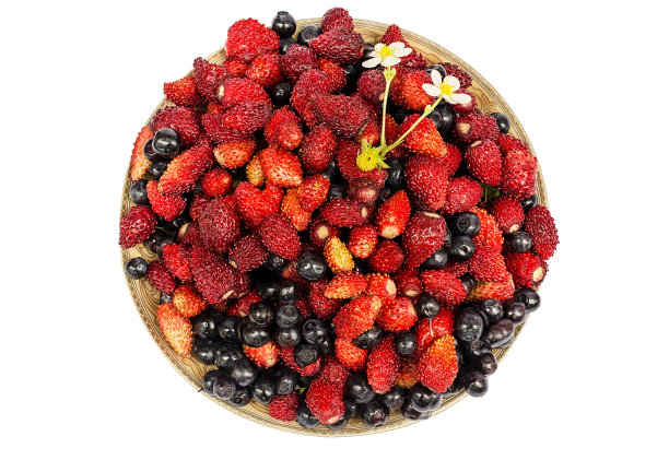 山莓和野草莓装在盘子里图片下载