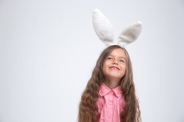 一个快乐的兔耳朵小女孩的肖像图片下载
