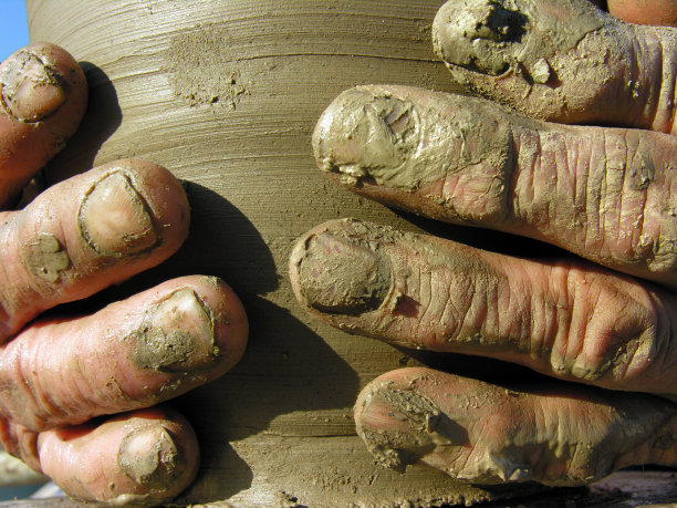 一个陶工的手，制作陶器的特写图片下载