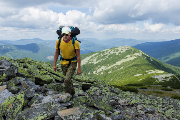在山里远足图片下载