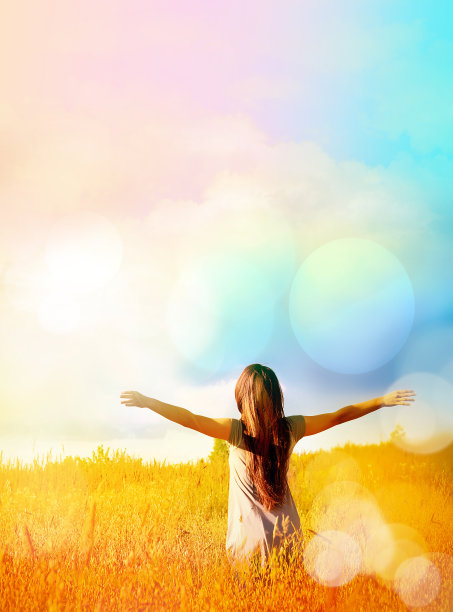 幸福的女人享受着幸福、自由和自然。图片下载