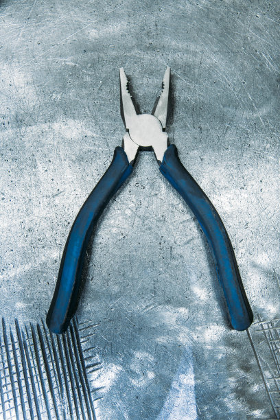 钳子躺在金属桌上图片下载