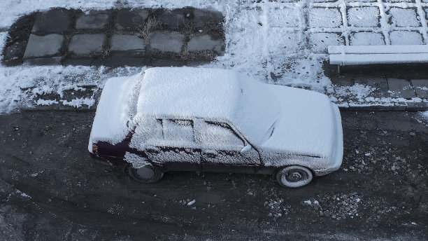 被雪覆盖的汽车图片下载