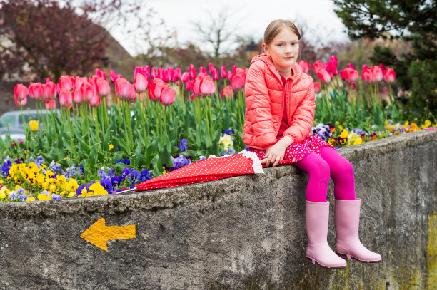 一个可爱的小女孩的户外肖像图片下载