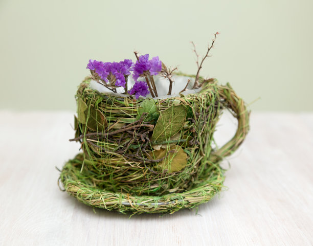 用草和树叶装饰的杯子图片下载