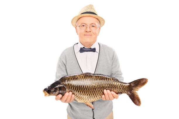 老绅士拿着一条淡水鱼图片下载